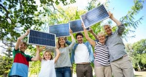 Famille heureuse avec Energie solaire Gratuite