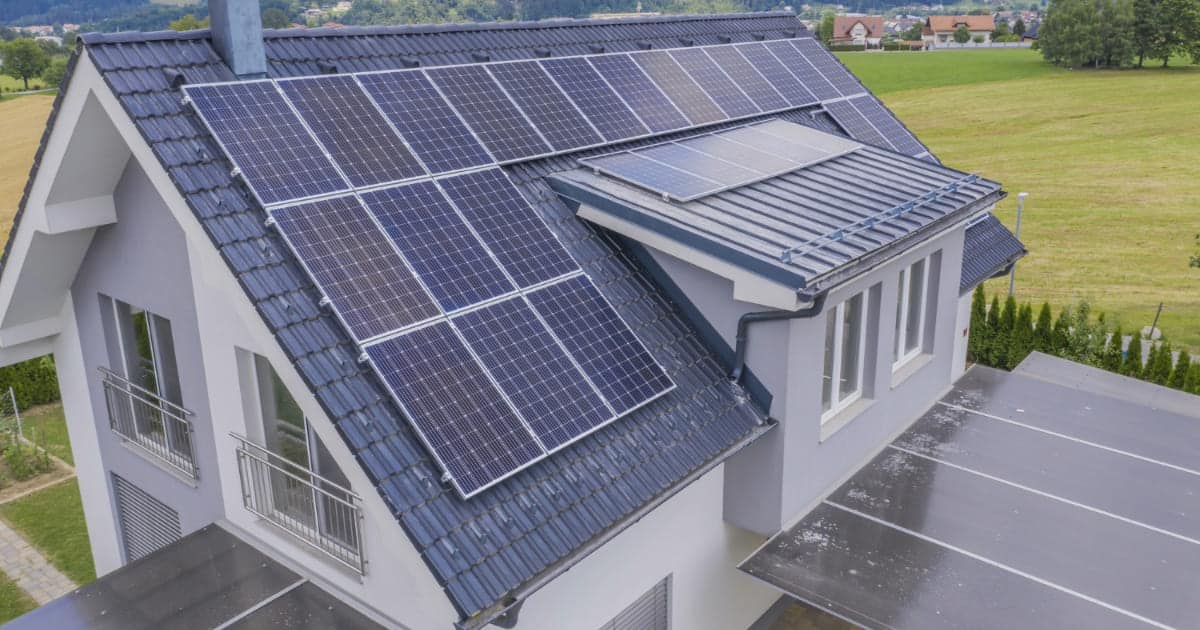 Maison avec panneaux solaires, autoconsommation