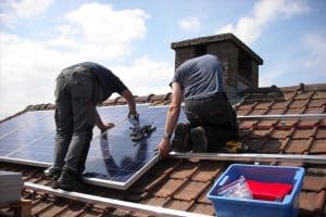 Fixation de panneau solaire par 2 techniciens