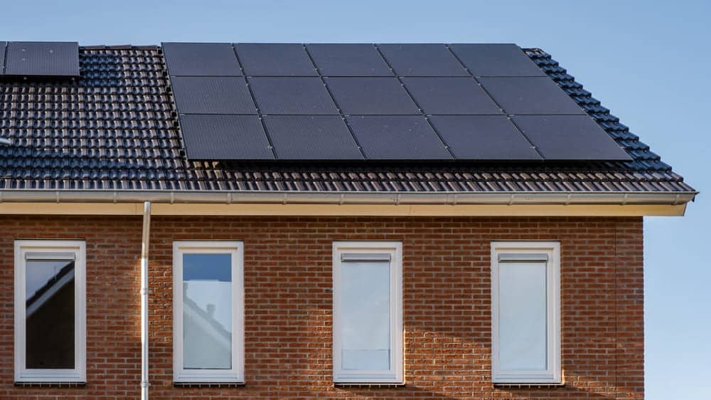 logement récent avec panneaux solaires