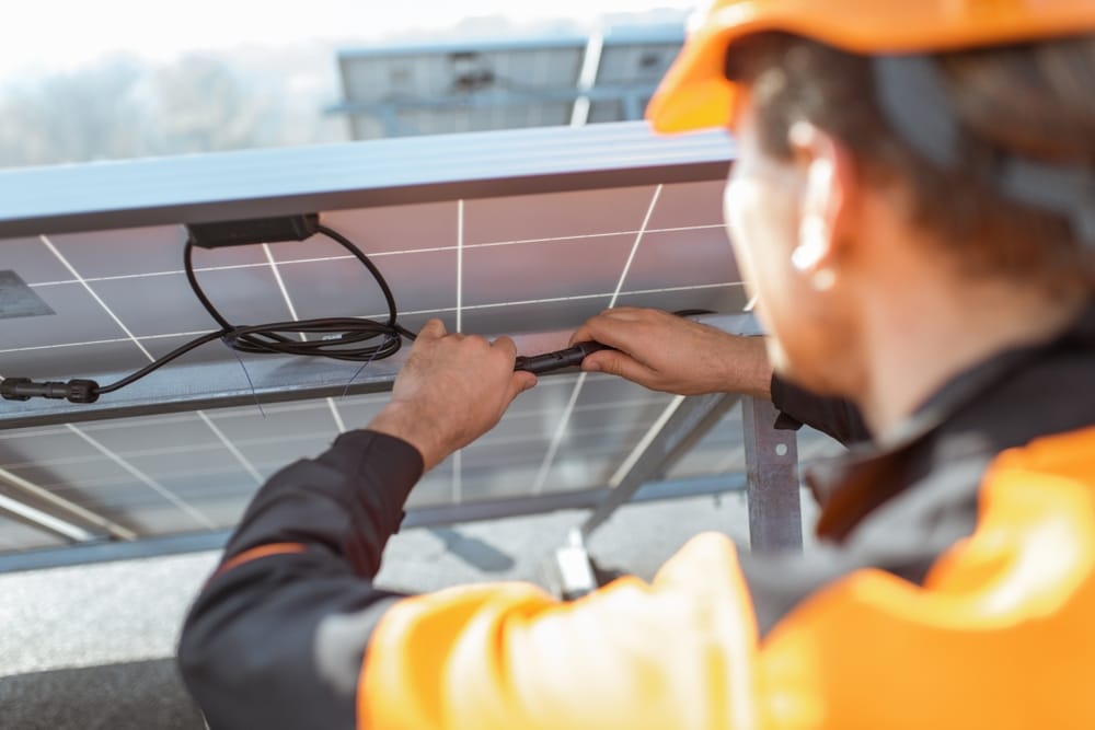 branchement micro onduleur sous panneau solaire