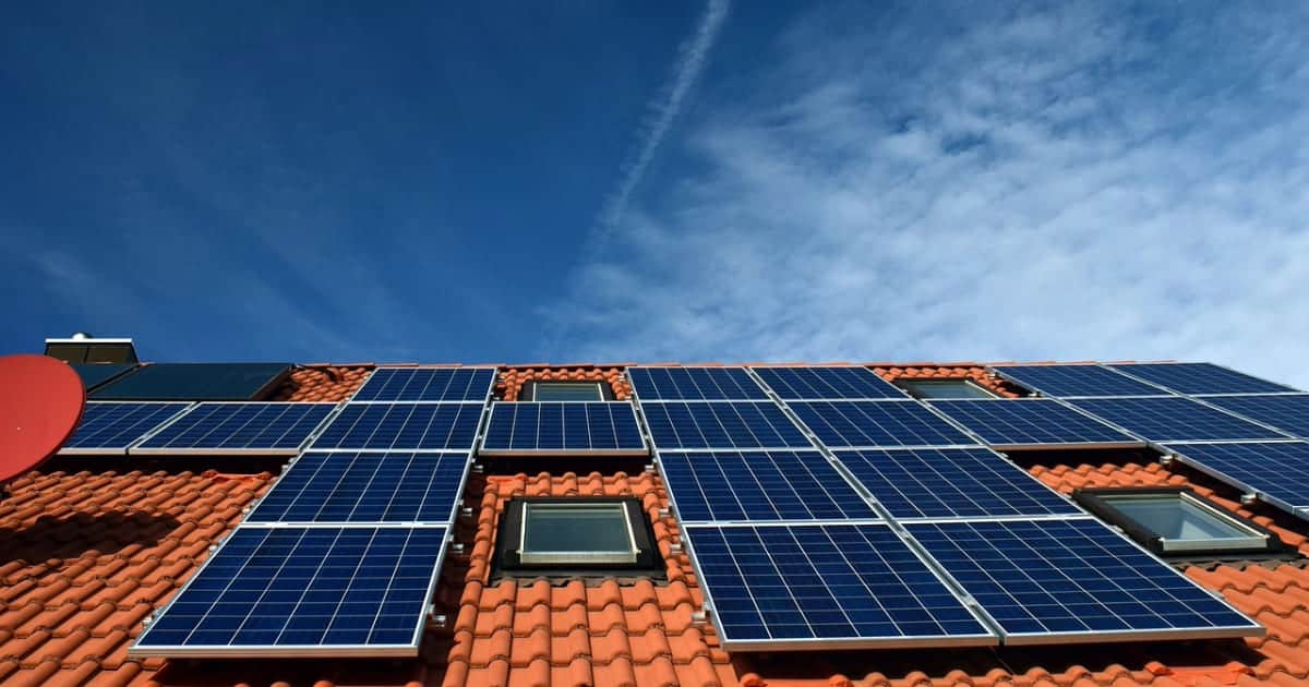 Fixation des panneaux sur le toit - Photo de Installation solaire -  Bienvenue sur étang et chalet