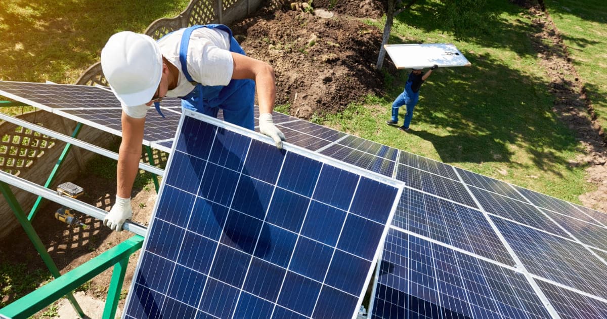 Installation de panneau solaire sur terrain