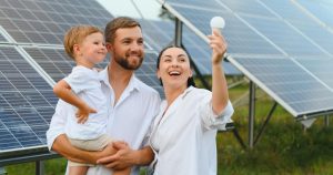 Famille heureuse avec kit solaire triphasé