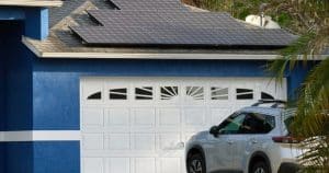 une porte de garage solaire