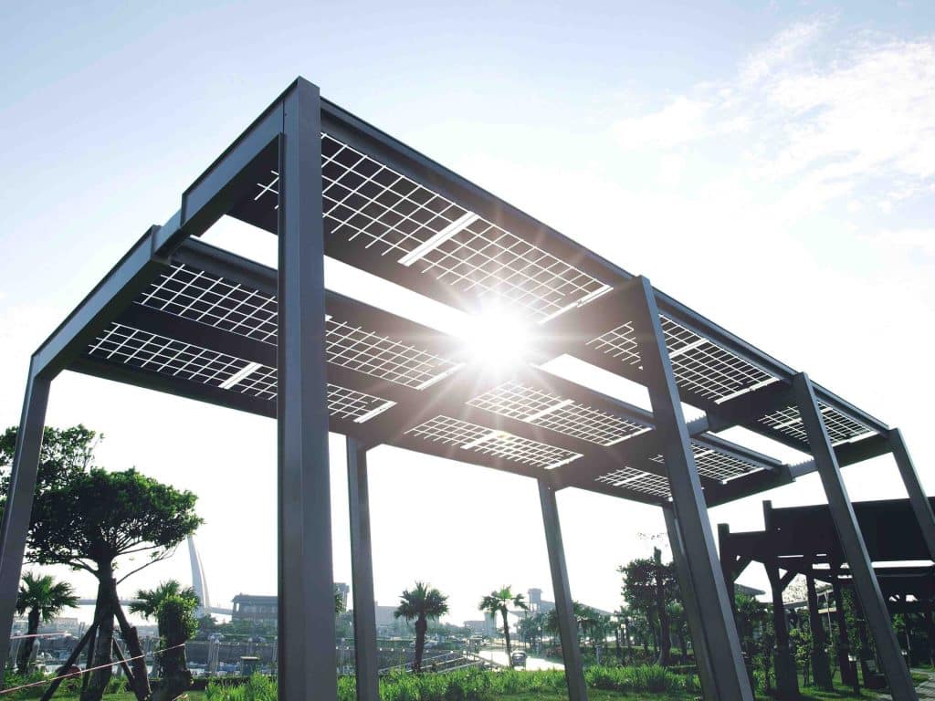 Photo d'un carport équipé de panneaux solaires