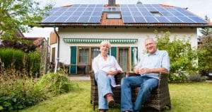famille heureuse car leur panneau solaire fonctionne correctement