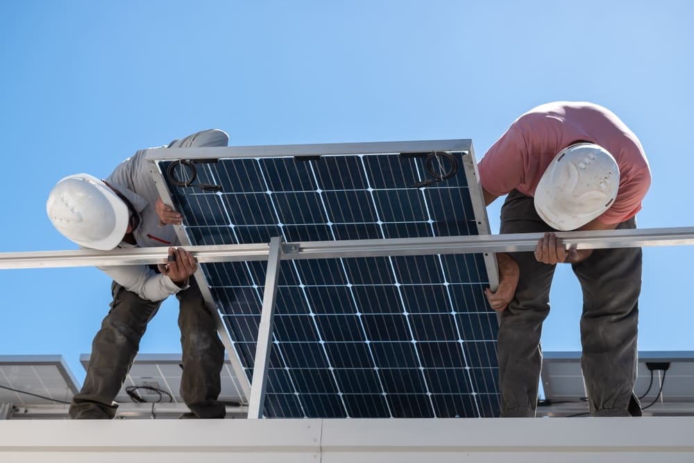 installation de panneaux solaires sur un support de fixation