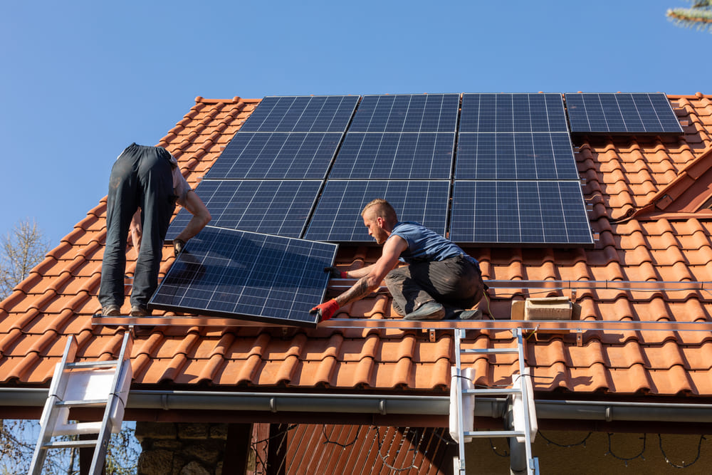 Installateurs en pleine pose de panneaux solaires