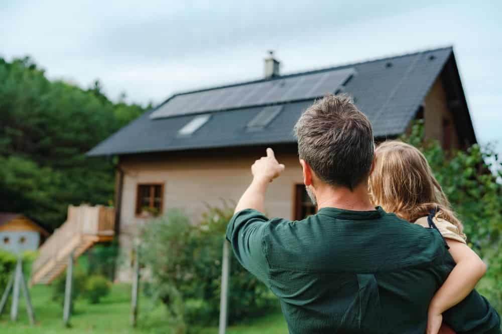 Énergie alternative via des panneaux solaires installés sur une toiture