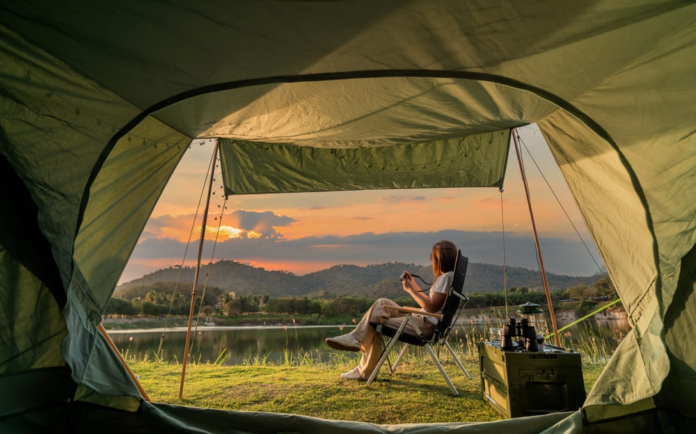 Photo d'un campeur au bord d'un lac