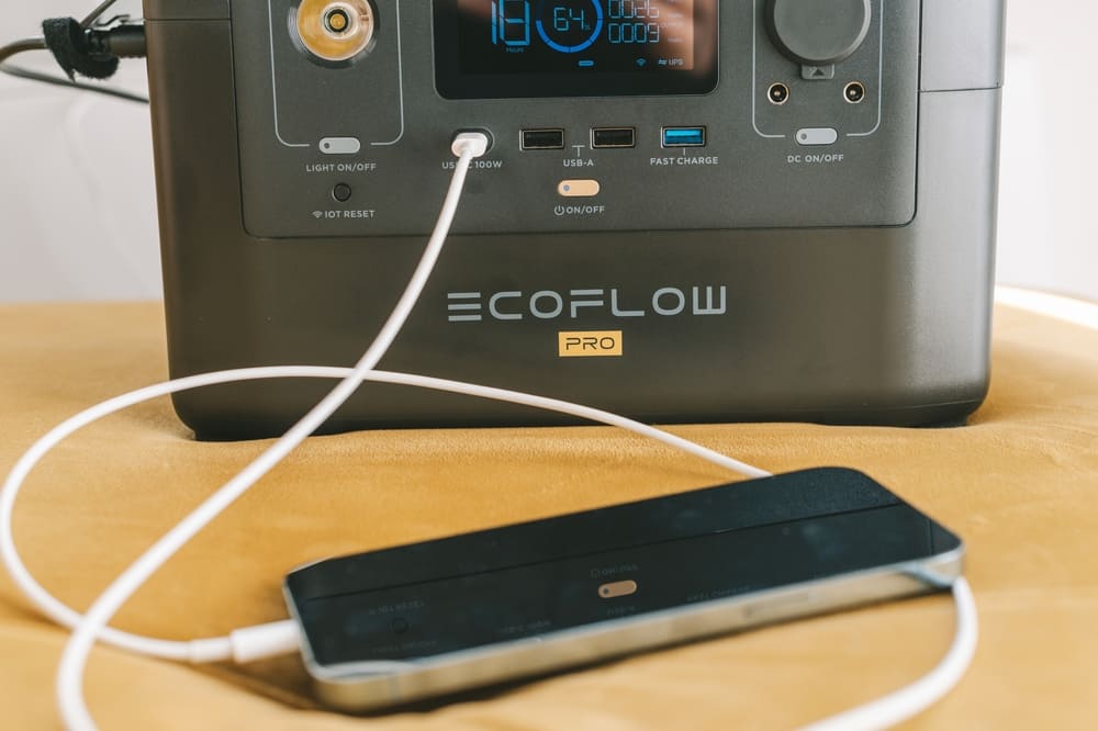 Recharge d'un téléphone portable grâce à une batterie Ecoflow