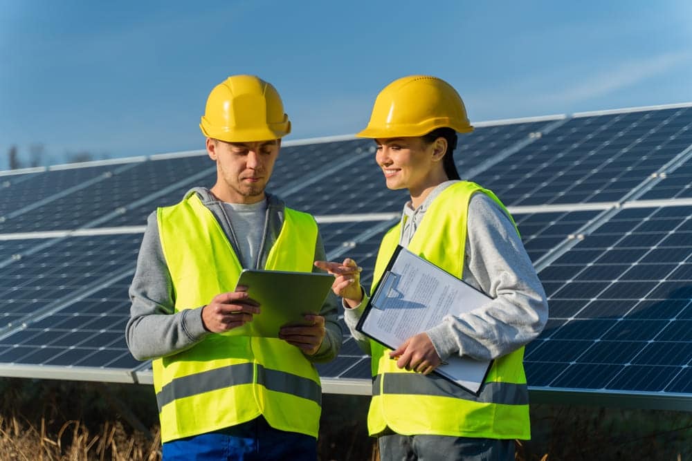 Agents contrôlant la conformité d'une installation photovoltaïque