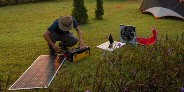 Panneaux Solaires et Camping-Car : Comment ça Marche ?