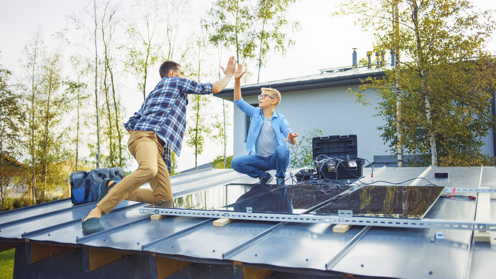 Un père et son fils installe des panneaux solaires PERC