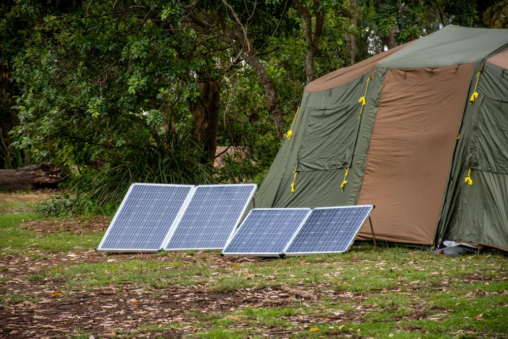 Installation solaire pour un campeur avec des panneaux solaires portables