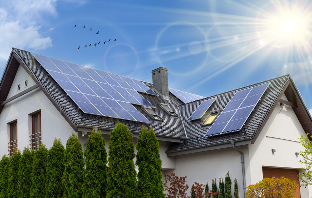 Installation de panneau solaire sur une toiture inclinée