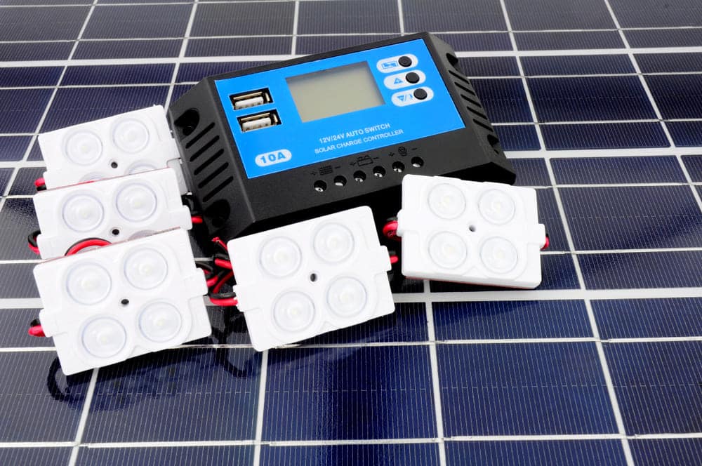 Kit avec chargeur solaire pour panneau solaire