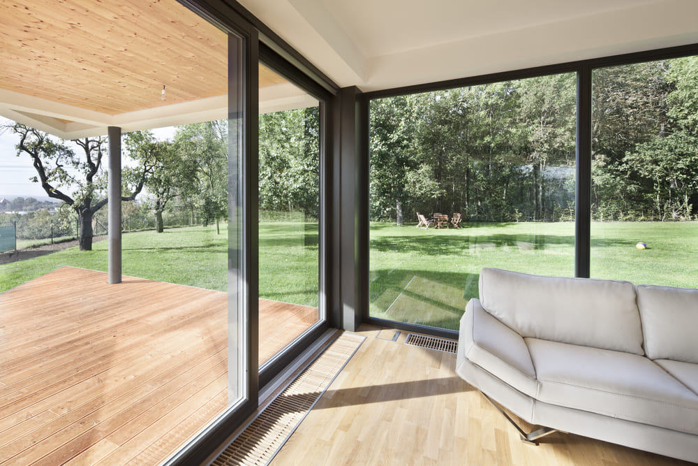 Salon avec des ouvertures pour un maximum de lumière