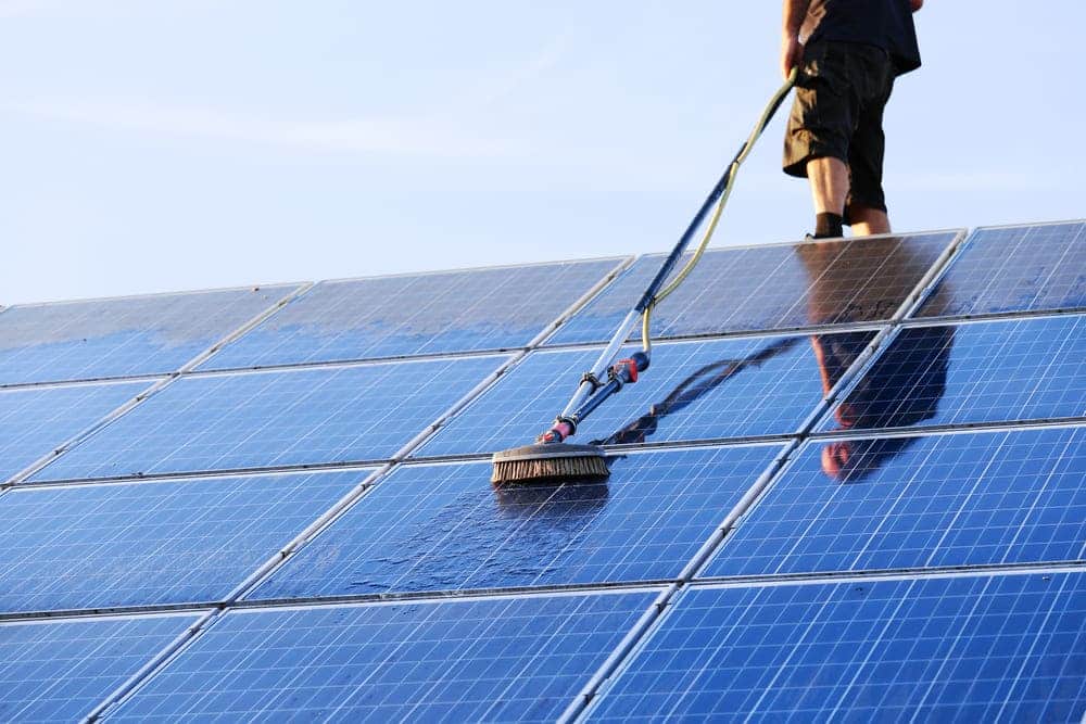 Nettoyage de panneaux solaires avec de l'eau tempérée