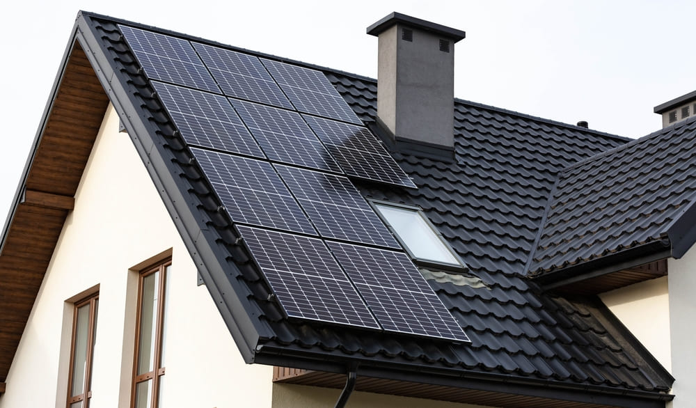 Nouvelle maison avec des panneaux solaires