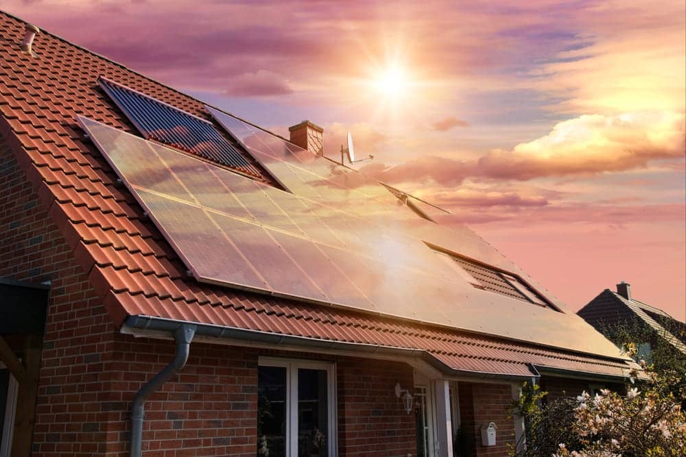 panneau solaire sur une toiture inclinée en tuile rouge
