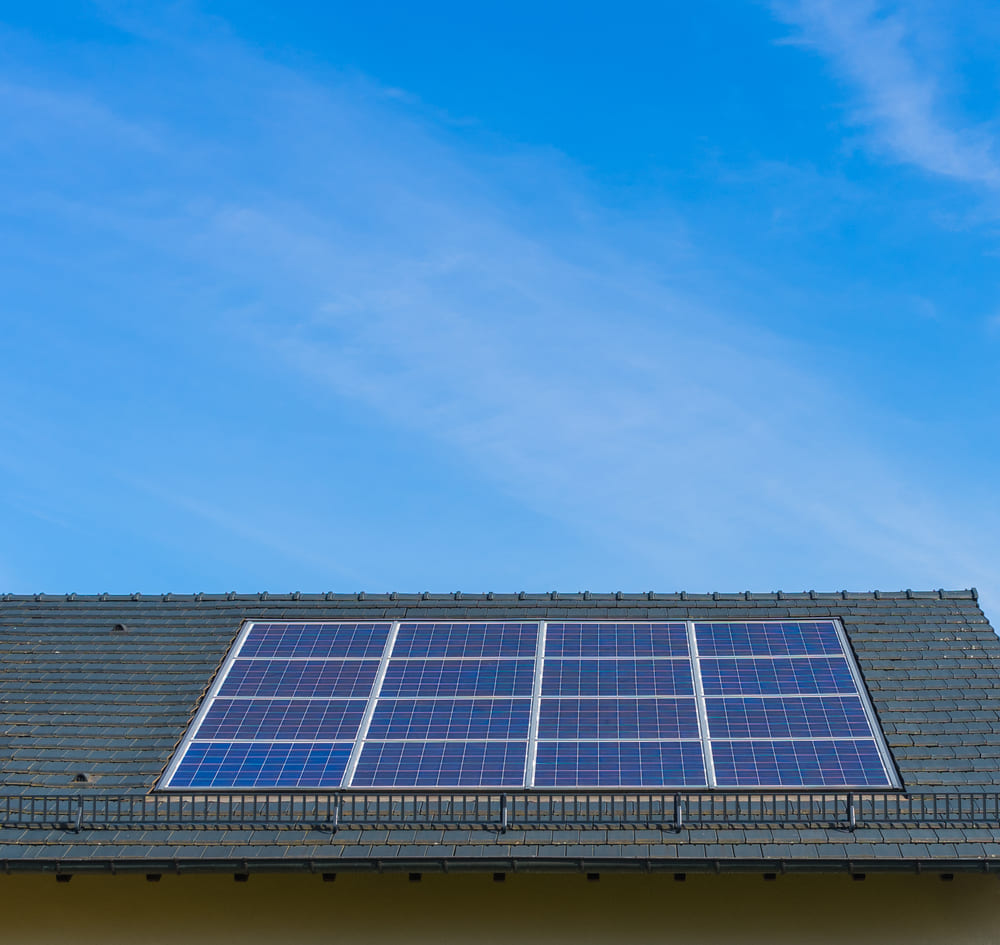 Panneaux solaires intégrés au bâti d'une maison