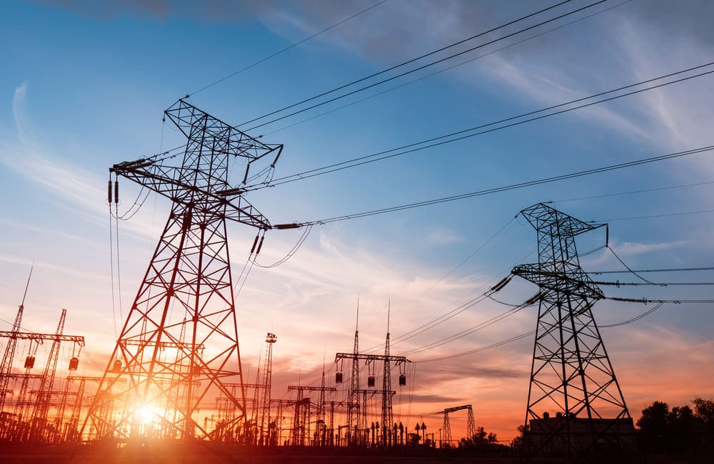 Photo d'une station d'électricité avec ses lignes à haute tension