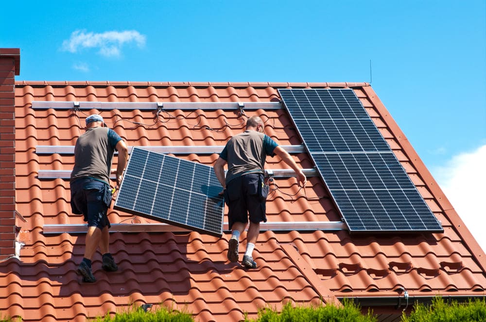 Installateurs certifiés en pleine pose de panneaux solaires