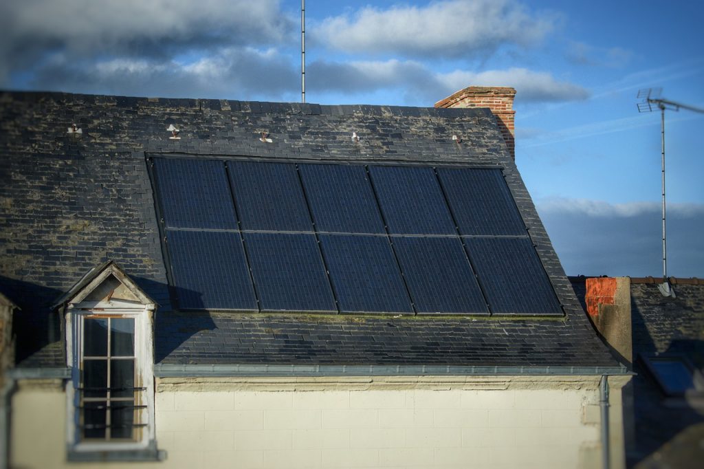 Intégration de panneaux solaires au bâti d'une maison