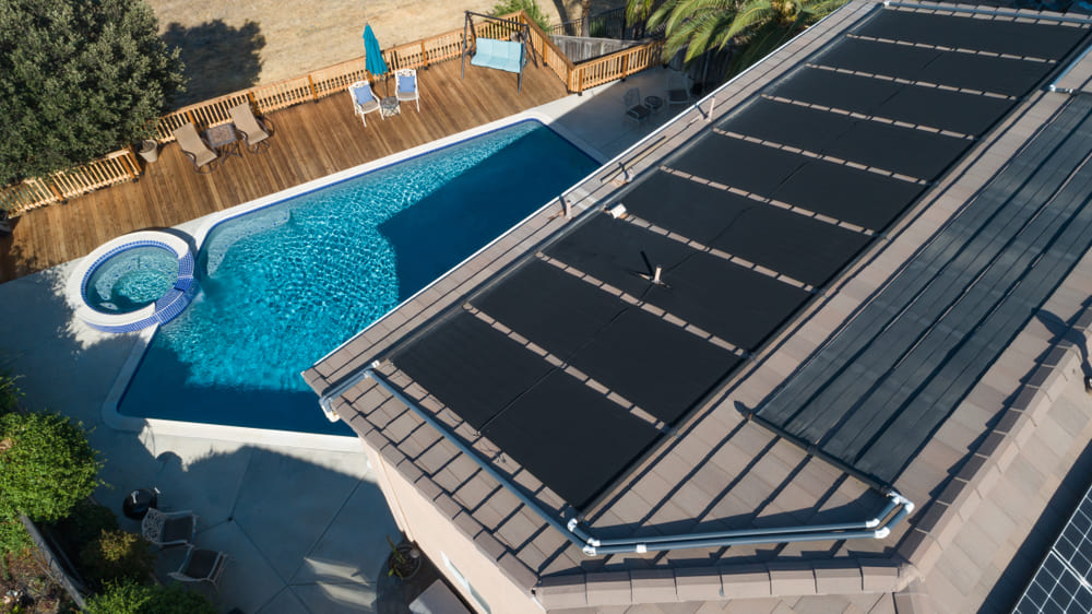 Panneaux solaires thermaux installés sur le toit d'une grande maison.
