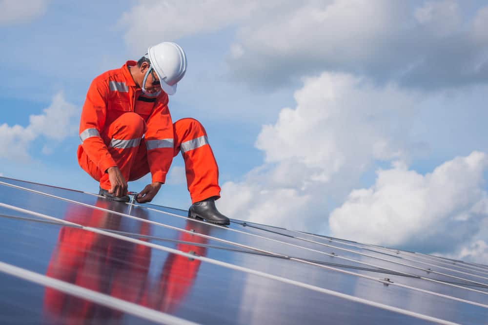 Installation panneaux solaires sur une toiture