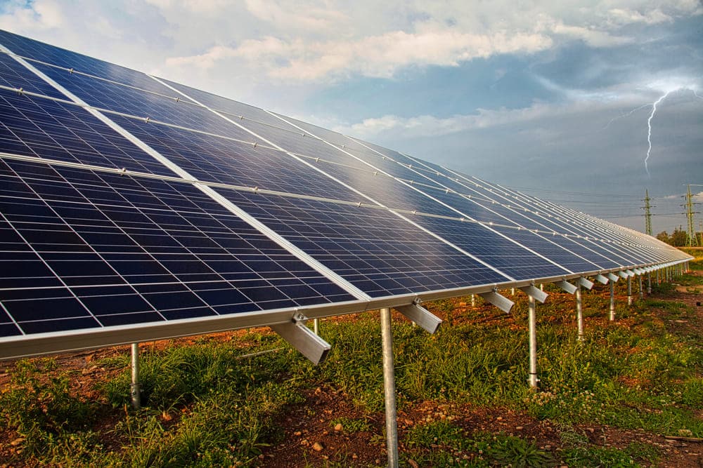 Panneaux solaires en train de produire de l'énergie