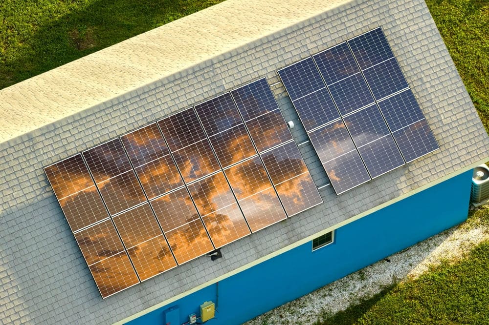 Panneaux solaires polycristallins sur une toiture