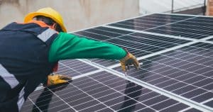 Homme dépannant un panneau solaire