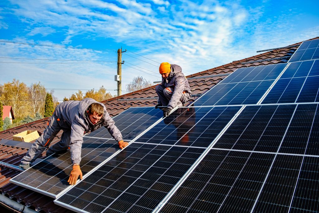 Installation de panneaux solaires sur toiture