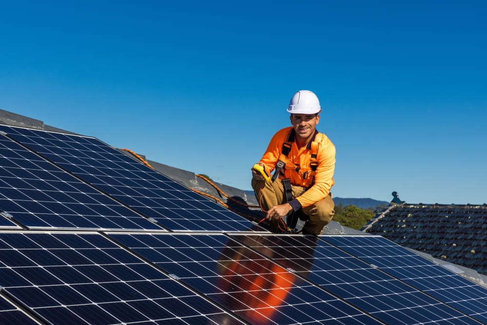 technicien sur des panneaux solaires