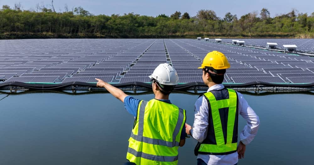 ingénieurs en pleine installation de panneaux solaires flottants