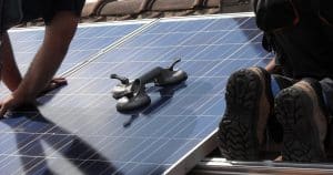 Installation de panneaux solaires par deux techniciens