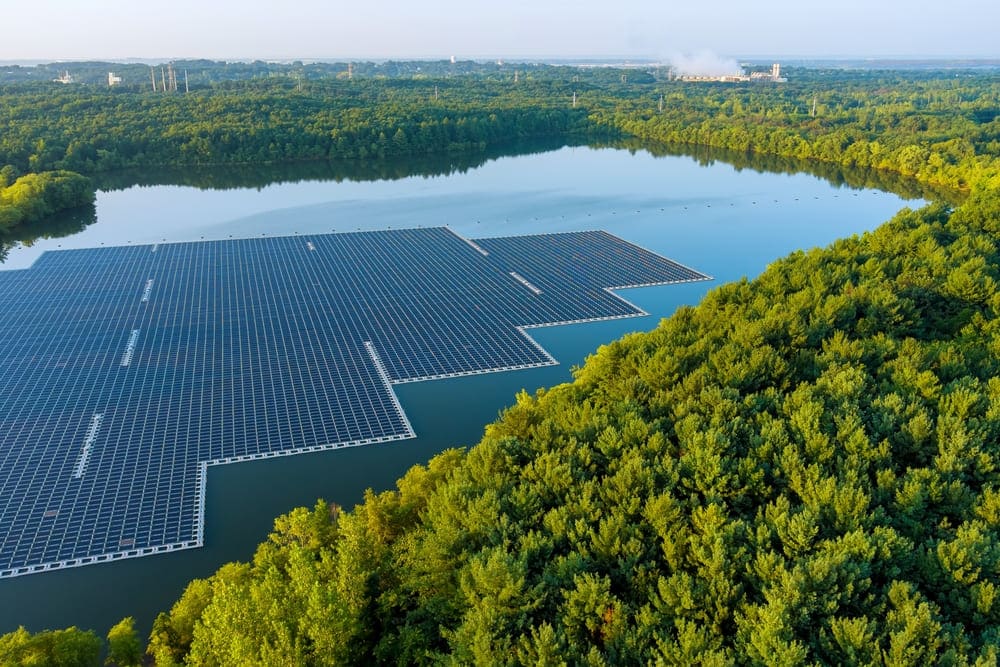 lac avec des panneaux solaires flottants