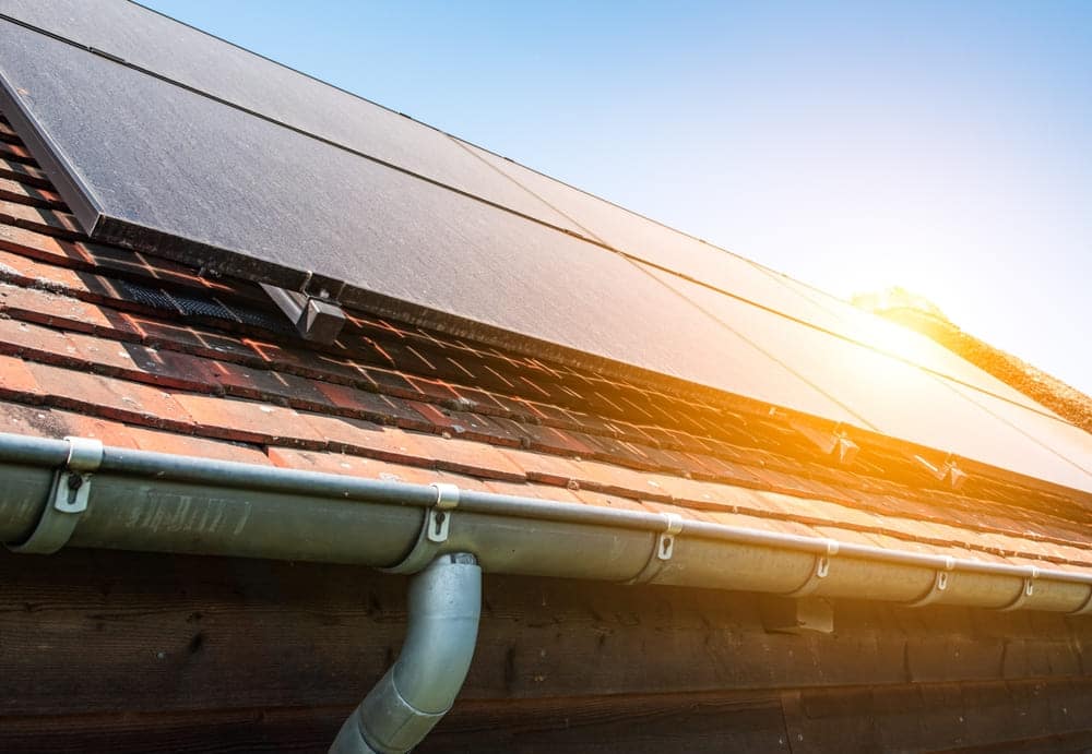 Panneaux solaires poussiéreux sur toiture