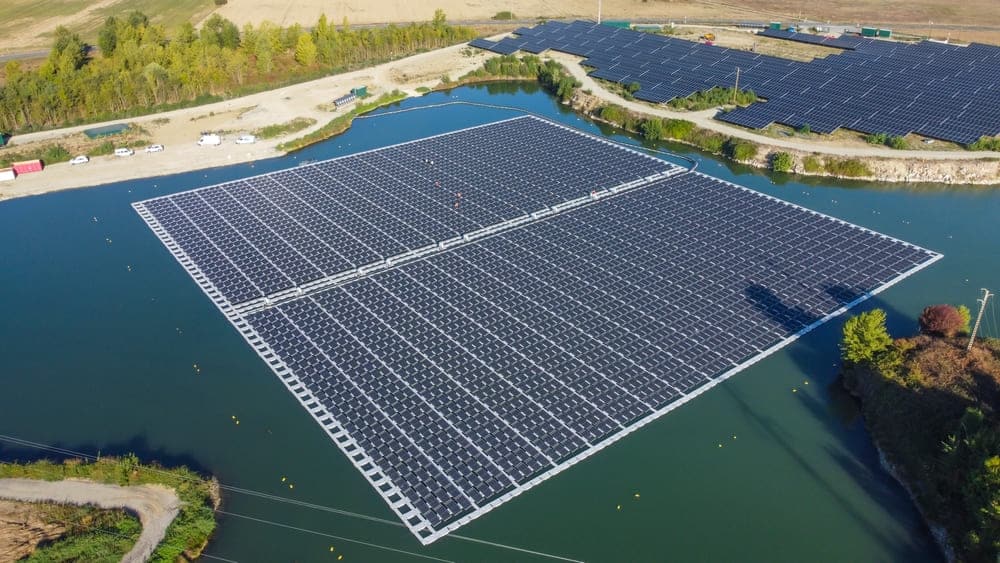 panneaux solaires flottants sur lac artificiel