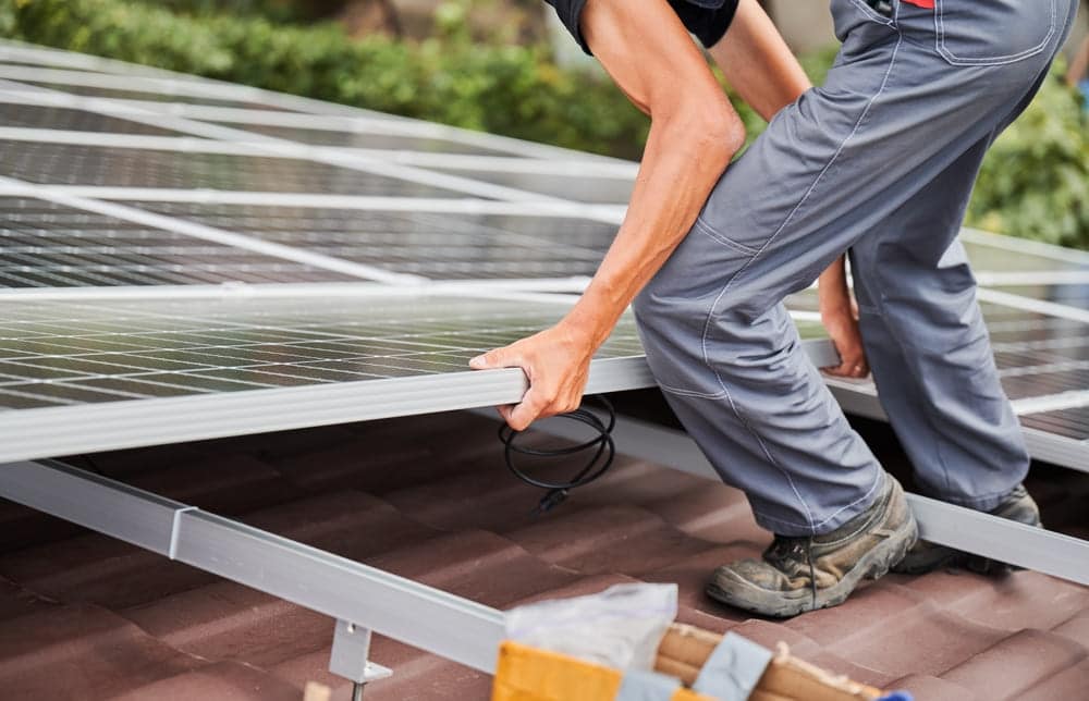 Installation de panneaux solaires en surimposition