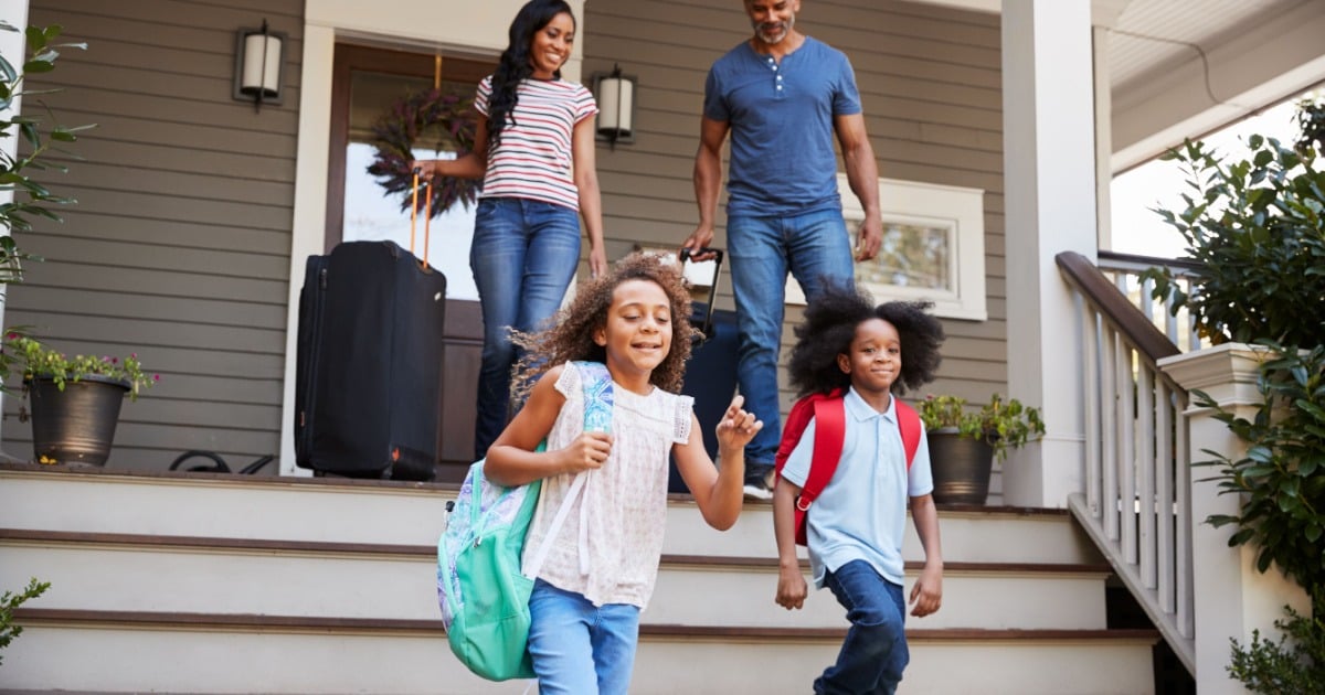 famille qui part en vacances en laissant les panneaux solaires