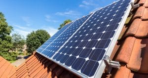 Installer des Panneaux Solaires sur une Toiture en Tuiles