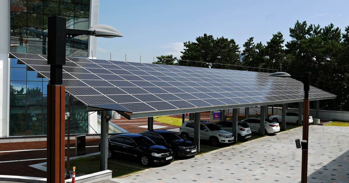 Ombrière de parking avec panneaux solaires