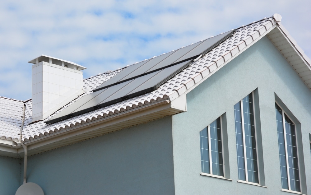 White,Roof,House,For,Energy,Saving.,Close,Up,On,Modern panneau solaire en condition idéale avec une bonne installation