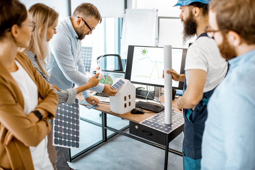 panneaux solaires de 500W qui alimente des ordinateurs