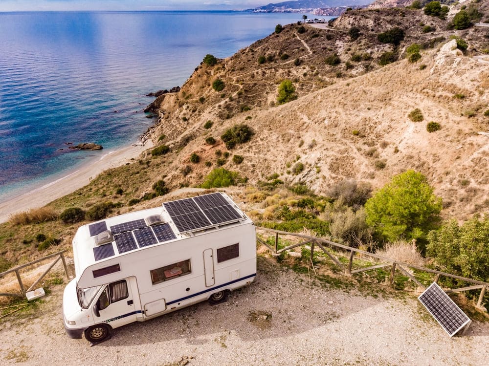 panneaux solaires installés sur un camping car pour voyage