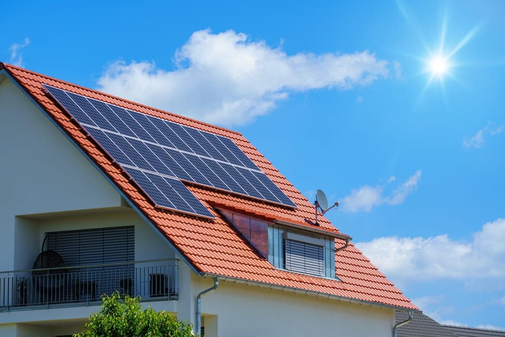 Comparaison entre bardeaux solaires et panneaux photovoltaïques